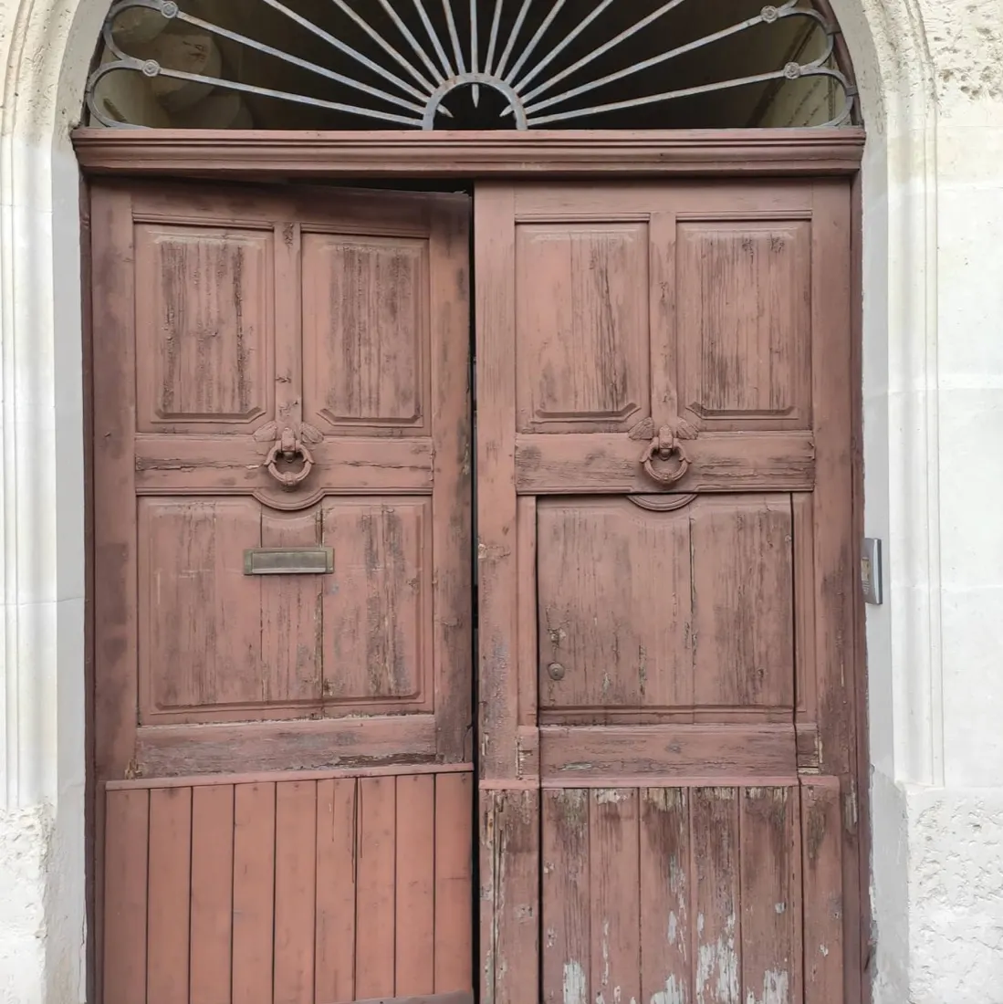 Portone in legno prima del restauro